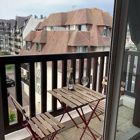 41 M With Balcony Near The 도빌